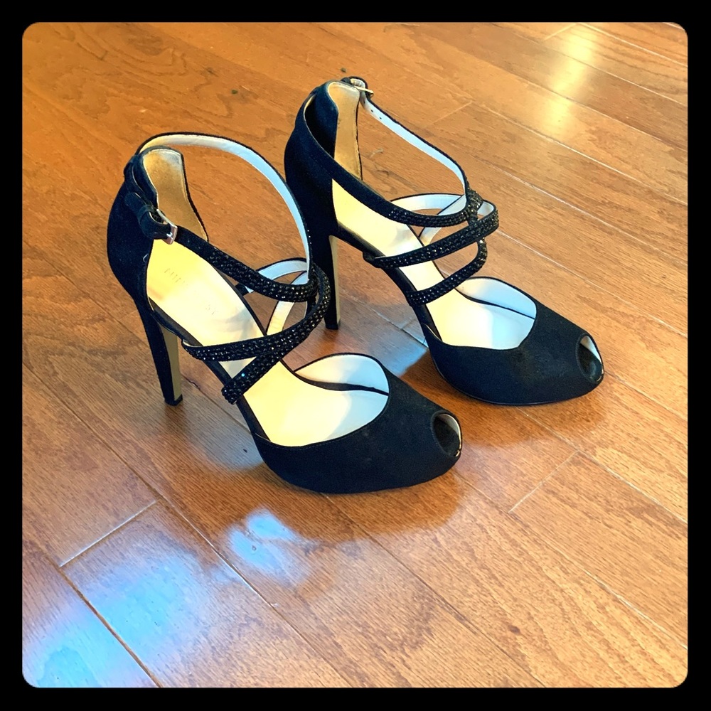 CUTE Nine West Black Peep-Toe Heels!